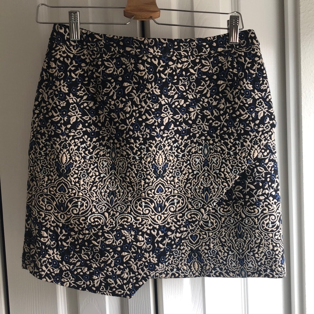 🌸NWOT🌸 H&M woven embroidered faux wrap style mini-skirt, size 38/8.
